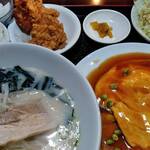 台湾料理 昇龍 - 天津飯＋豚骨ラーメンのセットに付属品がいくつか