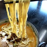 らーめん家 コトブキ - ゴマちゃーしゅーめん　麺リフト