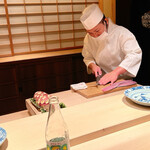 成生 - アジを捌く中村さん、とても丁寧なお仕事です！