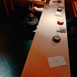 成生 - 前のお店のカウンターを加工して茶室のテーブルに。想いが込められている。