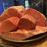 焼肉うしごろ 銀座店 - 鹿児島県黒毛和牛のタン、ハラミ
                    鳥取県田村牛のヒレ、ザブトン、サーロイン