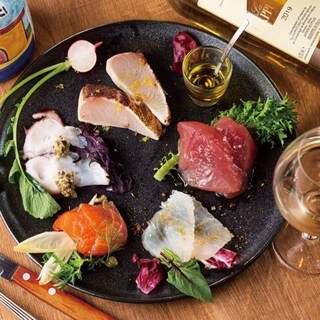 鮮魚にひと手間かけた「魚介のカルパッチョ5種盛り合わせ」