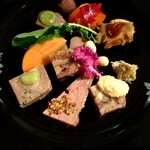 パッソ・ア・パッソ - 前菜は名物ジビエオンパレード