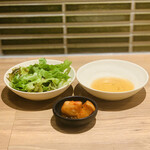 Yakiniku Hiroshouten - サラダ+カクテキ