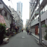 右がお店。　この先は、長い事で有名な、天神橋筋商店街。元々は南の大川、北の淀川から｢大阪天満宮｣のへ参道だった。