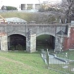 蕎麦 たかま - 今日の１枚：お店から1ｋｍ北東。　毛馬洗堰（ｹﾏｱﾗｲｾﾞｷ）。　旧・淀川への分流施設。1910年完成。1974年役目を終える。　水都・大阪は、洪水、治水に苦労していた。　重要文化財。