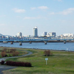 蕎麦 たかま - 現在の淀川。　毛馬洗堰から見た、新大阪方面。　えりりんこちゃんが、レビューしまくってる地区。ｗｗ