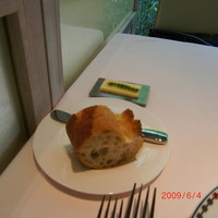 レストラン ヒロミチ - パンとバター海ぶどうが上に乗っていました。