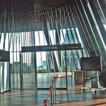 ＨＵＢ - １３階　　朝日新聞社の入り口。　ほぼ、オフィスビル。　低層階は、フェスティバルホールなど。