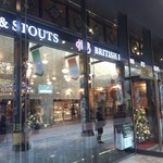 お店。　扉が開けっ放しなので、タバコの臭いは、気にならない。　禁煙室もある。