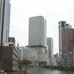 ＨＵＢ - 中之島フェスティバルタワー（東地区）　　設計：日建設計　施工：竹中工務店　　下の階は、旧・フェスティバルホールの建物をリスペクト。