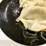 柳麺 呉田 - 水餃子は餡がキュッと詰まってます