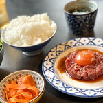 Yakiniku.ushicoco. - 黒毛和牛のユッケセット サラダ、小鉢、スープ付き