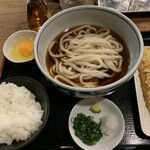 うどん処 重己 - ぶっかけ冷アツに卵かけごはん、鯛入り竹輪天付きで900円