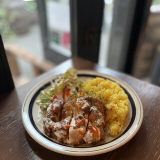 PLUGの定番おススメメニュー『チキンオーバーライス』