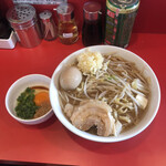 ラーメン千乃介 - 中ラーメン1枚（ヤサイ少し、ニンニク）味玉子、スキヤキ