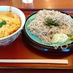 Yamada Udon - 日替わり丼セット、麺はざる蕎麦をチョイスし、この日はチキンカツ親子丼でした。