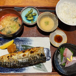 Sanchoku Oaza Kanasemmon Shibuya Mikuriya - 「 トロ鯖藻塩炭火焼定食 」刺身の小皿やトロロも付いてくる