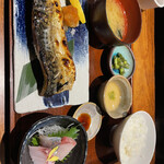 産直青魚専門 渋谷 御厨 - 「 トロ鯖藻塩炭火焼定食 」刺身の小皿やトロロも付いてくる