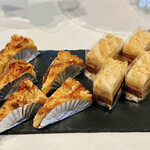 隠れ家ダイニング ソラマ - りんごのガトーバスク、ナッツとプラリネのケーキ