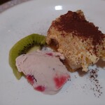 Pittsuriabareji - ティラミスといちごのアイスクリーム、キウィフルーツ
