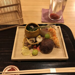 京料理かねき - 虫籠　茶色の大きなものが丹波栗の白扇揚げ