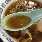 Doraibuin Kinkai - 先ずは 半ラーメンの汁おば。
                        
                        
                        おぉぉぉ！表面に浮いたアブラ 濃ゆい色
                        
                        いやが応にも高まる期待を裏切らないなぁ〜〜〜
                        
                        コレはドライブインのオマケ的ラーメンでは無いな。
                        
                        
                        