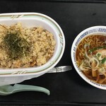 Doraibuin Kinkai - チャーハン 半ラーメン ¥1100ヽ(´o｀
                        
                        逆パターンも同じ値段。
                        
                        
                        両方あるのは嬉しい。
                        
                        
                        食堂 ヤキメシぽいチャーハンにオーソドックスな醤油ラーメン。
                        
                        
                        
                        