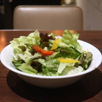 NEXUS charbroil-grill - 2種パプリカ、胡瓜、人参、レタス、キャベツのサラダ