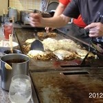 お好み焼吉野 - 2012.12.16(日)11時40分予約 スジ玉とオムライスそば、スジ入りd(^_^o)
