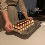 SEZANNE - デザート。此れ、上手に切り分けて出てきました