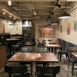 ニューヨークの食堂をイメージした店内。2次会等の貸切も可能！