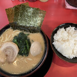 丸子家 - 豚骨醤油味玉ラーメン、ライス