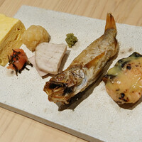 銀座 稲葉 - 出汁巻き玉子、明太子昆布〆、大山鶏の低音ロースト、ノドグロ丸干し焼き、秋鮭の味噌漬け