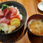 魚屋のマグロ食堂 オートロキッチン - 鉄火丼とみそ汁