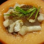 しのはら - 天然トラフグのぶつ切り。チリ酢で。