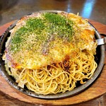 Akaoni - 広島焼き（麺入り）。