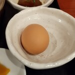 金の釜 徳衛門 - 1/5ほど食べ終わるまで、提供を忘れられた生卵(^_^;)
