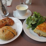 cafe de MOU - お好きなパン2種　本日のスープ　600円、キッシュロレーヌ　550円