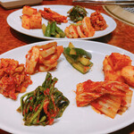 焼肉 スタミナ苑 - キムチの盛り合わせ
      白菜、大根、きゅうり、かぶ、にら、チャンジャ