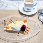 La Brianza - パンナコッタアングレーゼソース。カスタードソースな印象のアングレーゼソースとカラメルソースで、リッチ生クリーム感たっぷりパンナコッタとプリンをいっぺんに楽しめちゃった幸せ〜♡