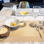 La Brianza - 樽熟成シャルドネ。ゼッポリーニと自家製フォカッチャ。白なのにコクっぽいシャルドネやっぱり美味しい☆