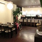 山口家 - カウンター×6席、4人テーブル×2席