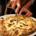 400℃ PIZZA - このお店ではFNTと命名された、ブルーチーズたっぷりのピッツァ。