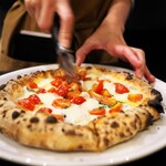 400℃ PIZZA - 生地の旨みとトマトの酸味。