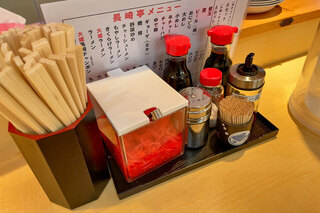 Nagasakitei - 卓上の調味料。