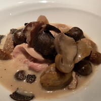 ラ シャッス - 茨城県産キジ胸肉の低温調理
                    セップ茸、山栗、ムカゴのヴルーテソース