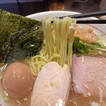 らーめん　円満 - ストレート中細麺。チャーシューは２種。