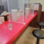 ラーメン 杉田家 - お冷やをセット…