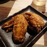 串揚げと肉炙り寿司 KUSHIEMON - 手羽先(580円)